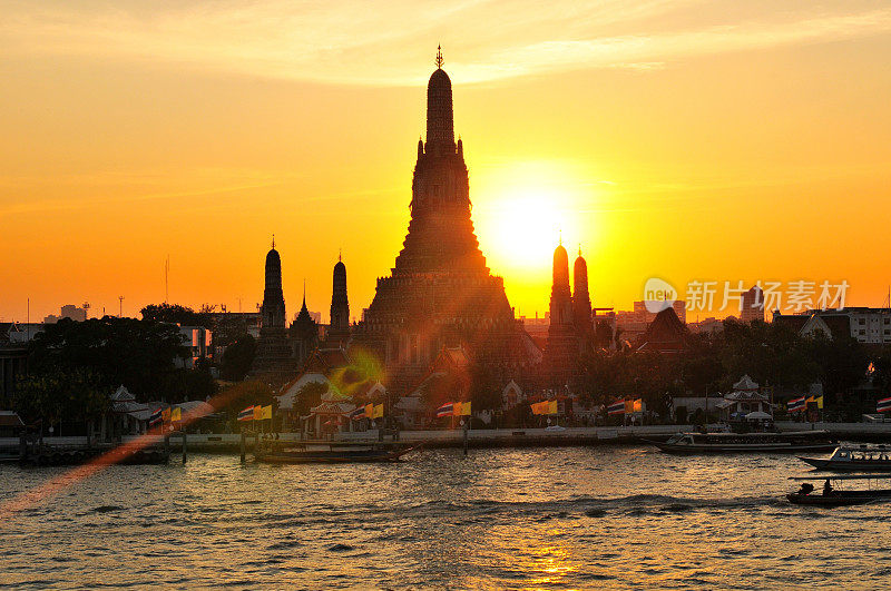 日落在Wat Arun(黎明寺)，曼谷